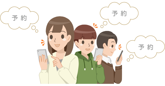 スマートフォンで店舗ホームページを見る人々